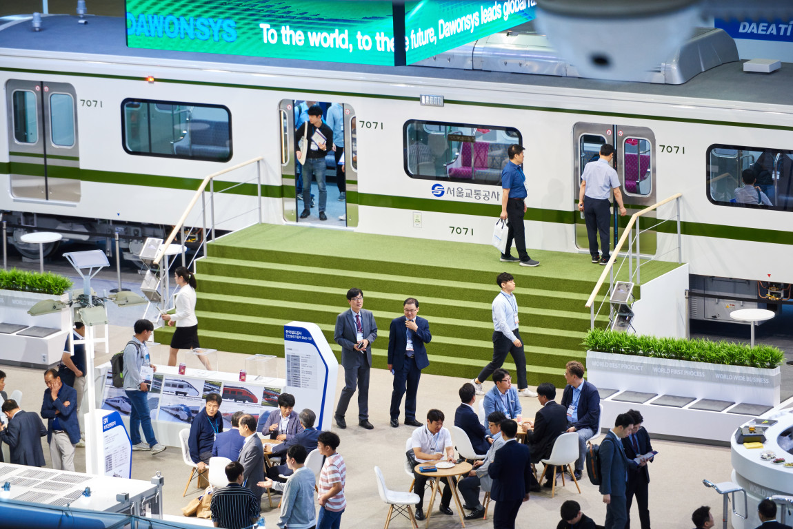 Train vehicle models were exhibited at RailLog Korea 2019